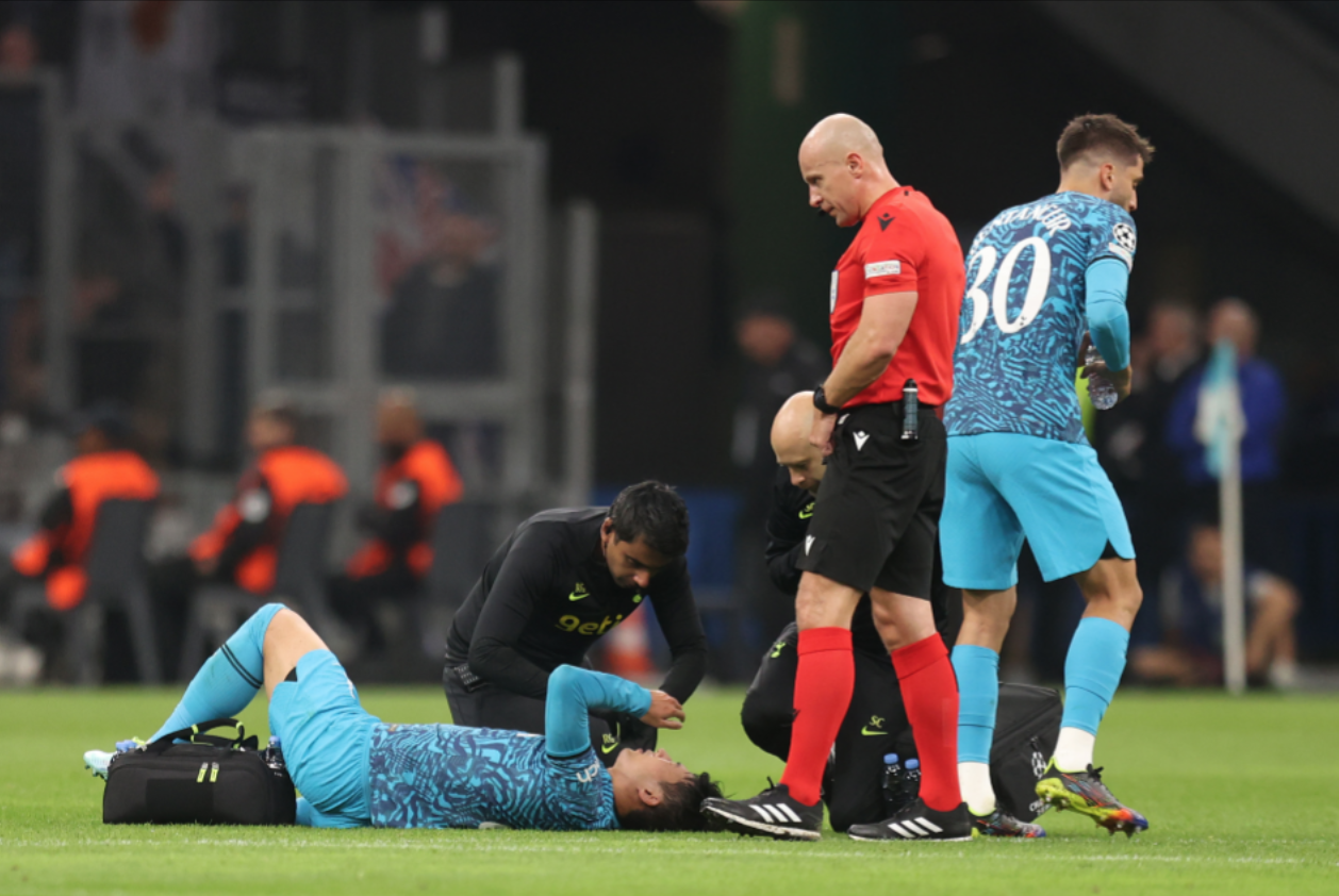 Hình ảnh cầu thủ người Hàn bị chấn thương trong trận đấu với Marseille Hình ảnh cầu thủ người Hàn bị chấn thương trong trận đấu với Marseille