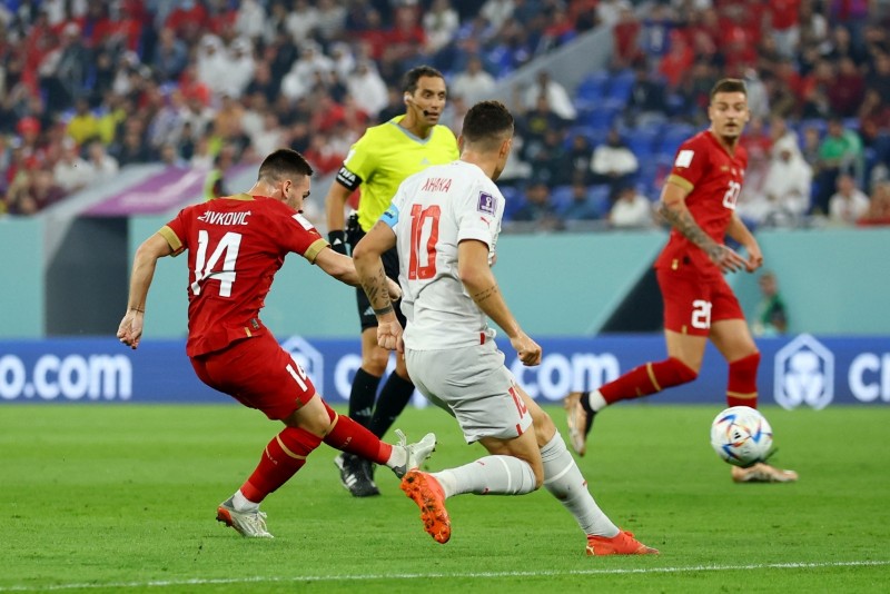 Andrija Zivkovic thực hiện một cú sút kỹ thuật từ xa