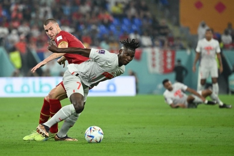 Embolo đá bóng vọt xà ở nửa đầu hiệp 2 trận đấu Serbia vs Thuỵ Sĩ