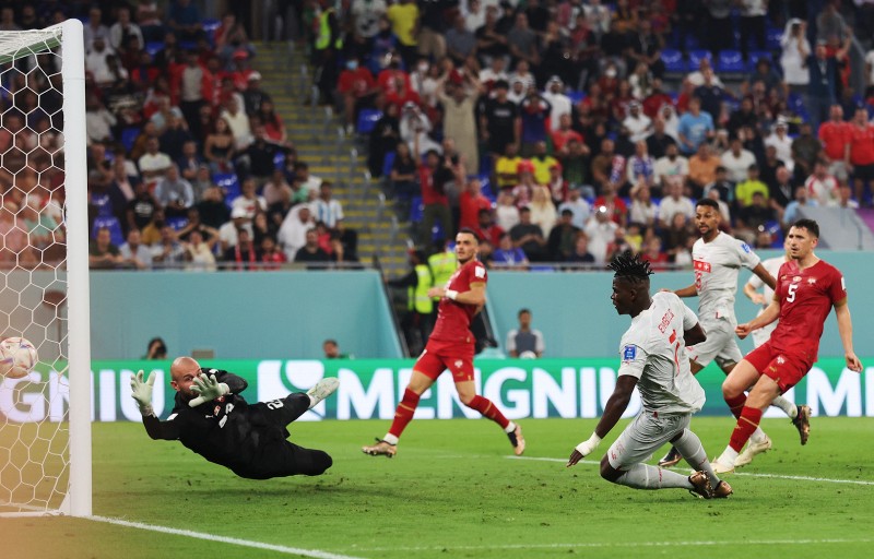 Embolo lao vào dứt điểm san bằng cách biệt Serbia vs Thuỵ Sĩ, 2 - 2