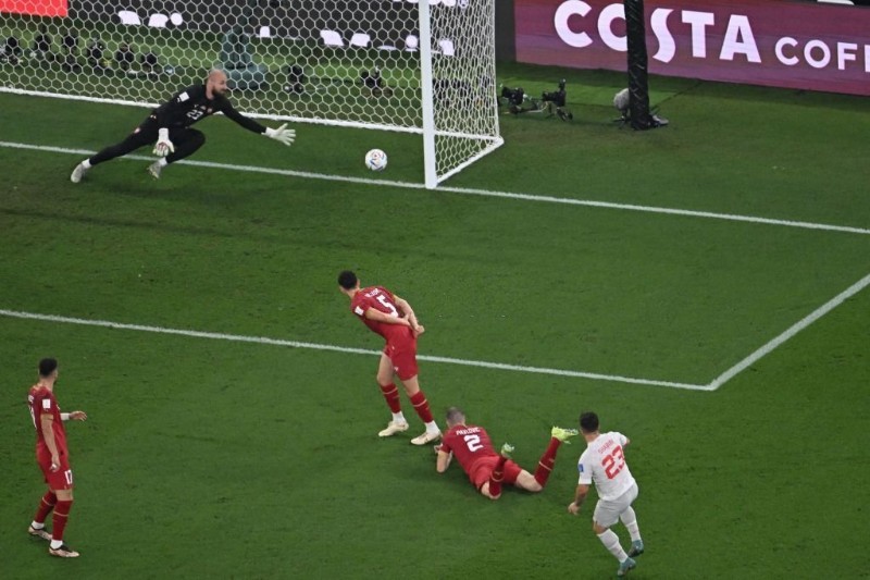 Milinkovic-Savic nâng tỷ số lên 3 - 2 trong trận đấu giữa Serbia vs Thuỵ Sĩ