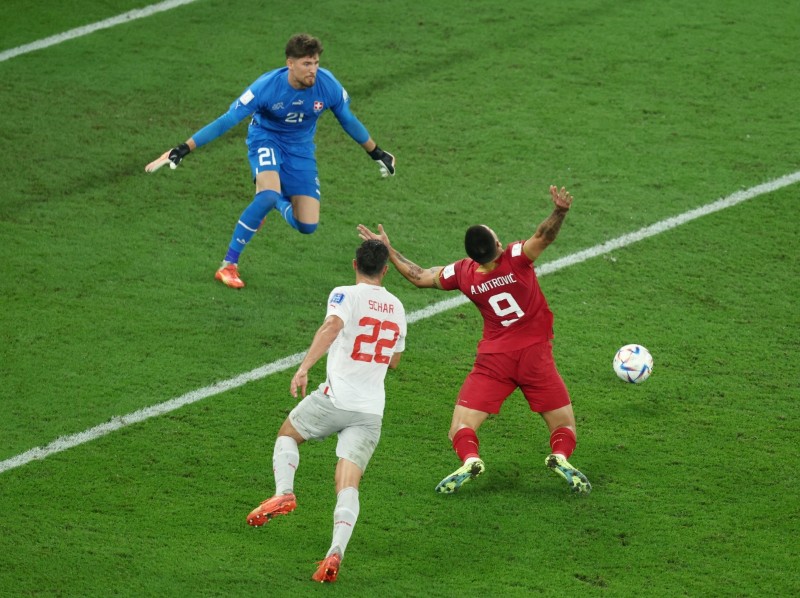 Mitrovic ngã ở trong vòng cấm của đối thủ