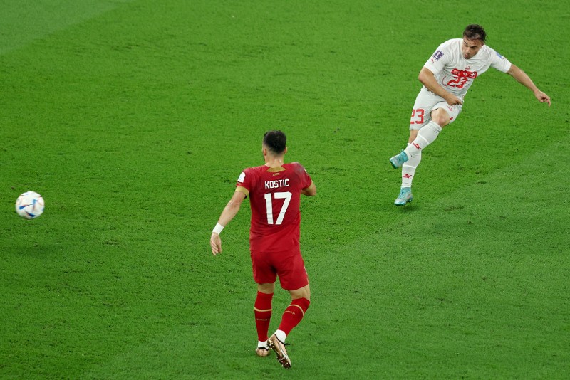 Shaqiri có cú dứt điểm vào cầu thủ áo đỏ làm bóng đổi hướng bay vào khung thành