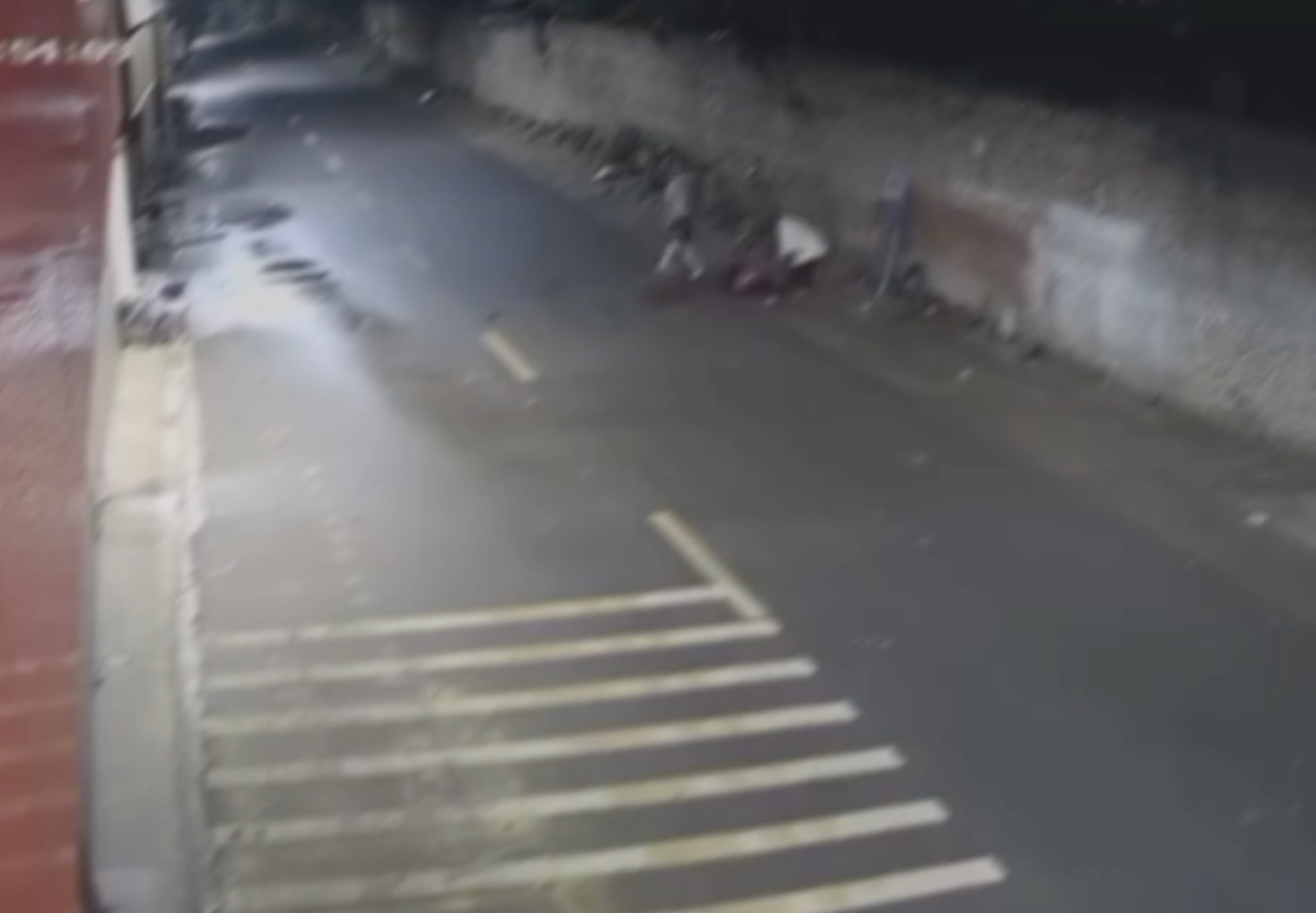 Một nam thanh niên phát hiện sự việc nên đến can ngăn nhưng không được nên người này liền chạy đi báo cơ cơ quan chức năng