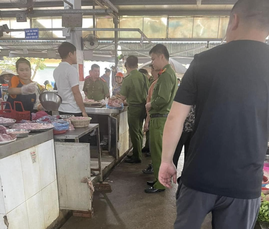 Công an phường Đông Vệ có mặt tại hiện trường tiến hành xác minh, lấy lời khai những người chứng kiến vụ việc để điều tra