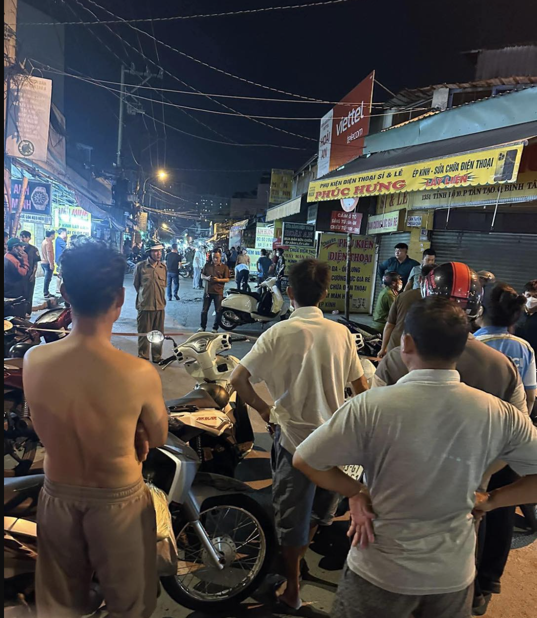 Cảnh sát phong tỏa hiện trường vụ người đàn ông chạy Vespa bị đâm chết sau khi va quẹt xe với một thanh niên 27 tuổi