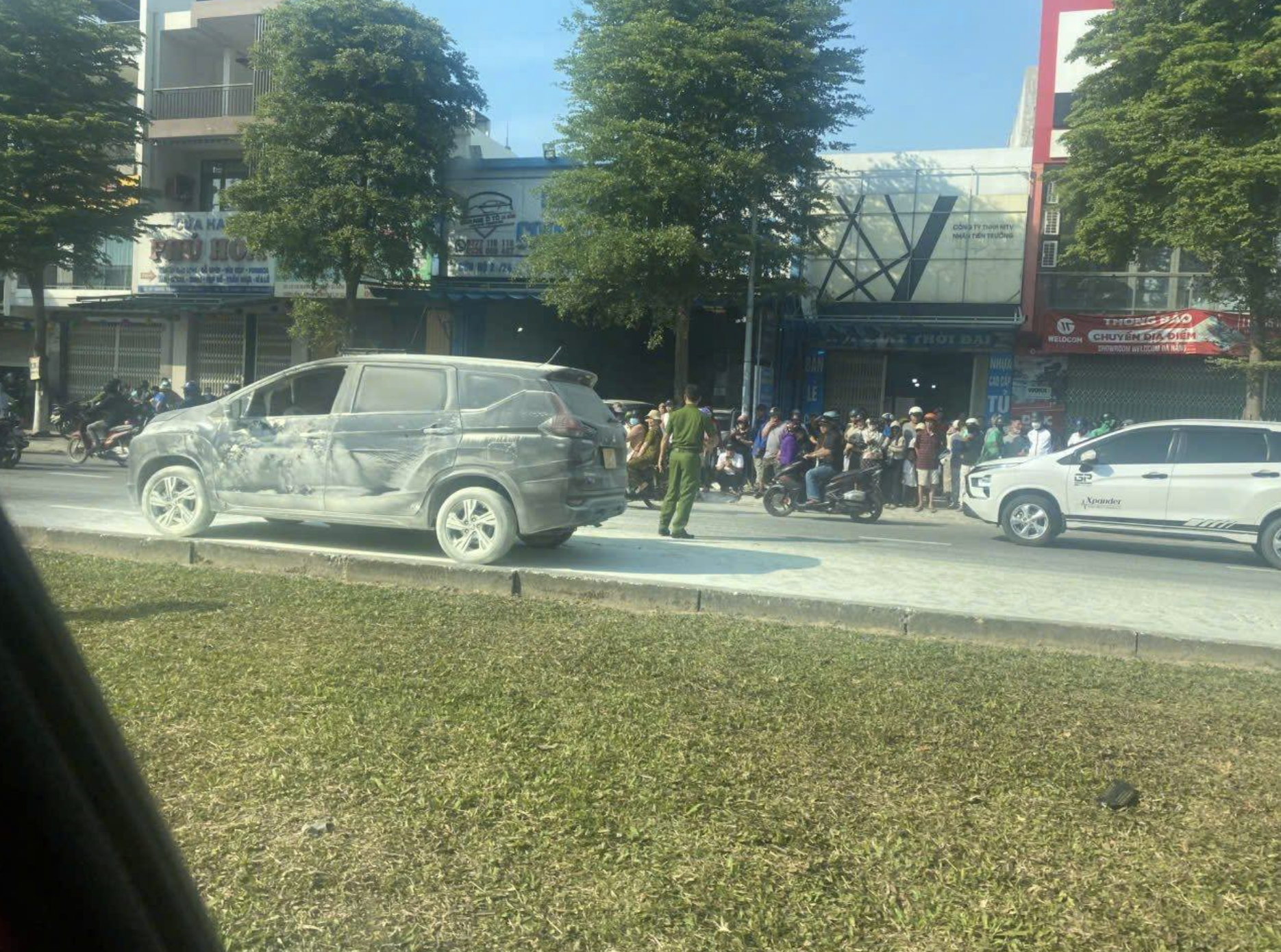 Đến khoảng 9h30, lực lượng chức năng vẫn đang phong tỏa một đoạn đường Hoàng Thị Loan để phục vụ công tác điều tra, làm rõ nguyên nhân vụ việc